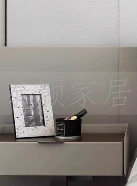 现代简约样板间室房摆件老人房相卧次卧床主头柜装饰品框真书