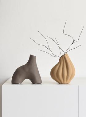 现代简约创意轻奢运动人物样板间客厅书房书柜书架黑白装饰品摆件