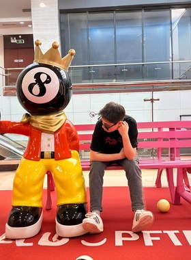 台球厅黑八卡通公仔雕塑玻璃钢俱乐部桌球店门口潮玩装饰打卡摆件