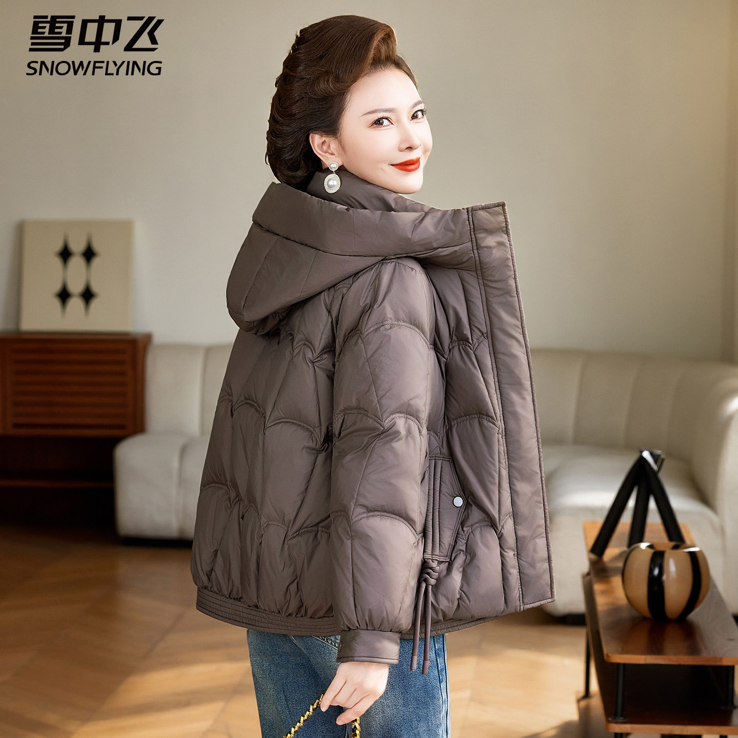 雪中飞冬季中年妈妈短款羽绒服女款女士新款中老年厚连帽冬装外套,淘宝优惠券,粉丝福利购,淘宝优惠卷