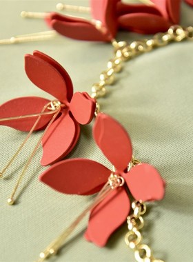 新款时尚夸张设计感喷漆红色花朵金色项链女潮流配饰品现货