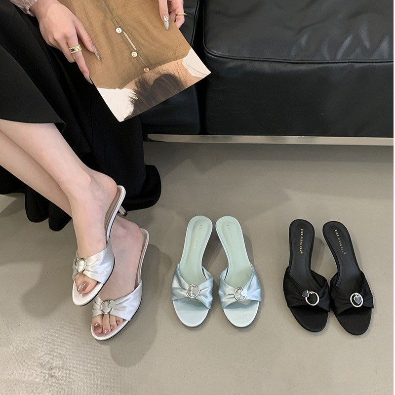 2025夏季时尚露趾女鞋一字拖中跟圆头绸缎凉鞋小众金属扣猫跟拖鞋,淘宝优惠券,粉丝福利购,淘宝优惠卷