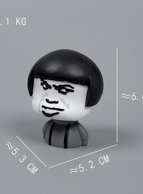 车载摆件装饰用品沙雕网红创意表情包可爱K搞笑中控台弹簧摇头公