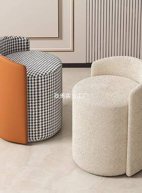 2025新款化妆凳轻奢感可旋转主卧室高颜值极简圆凳子不占空间