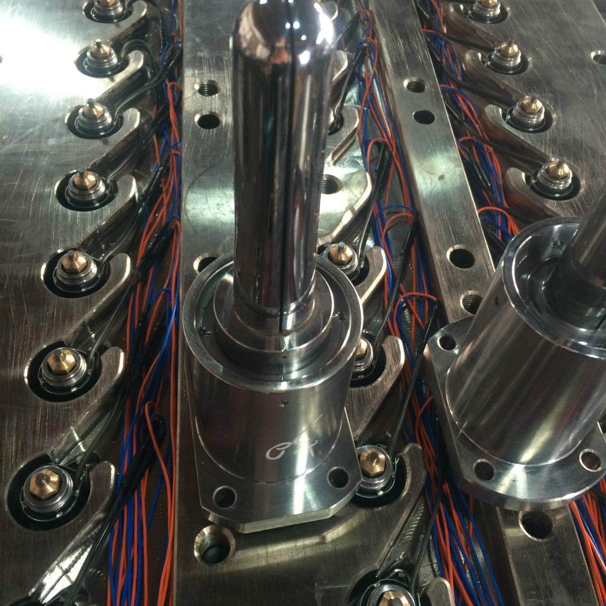 12腔气动针阀双层瓶胚中间带夹层双色饮料瓶胚模具精密注塑模具,淘宝优惠券,粉丝福利购,淘宝优惠卷