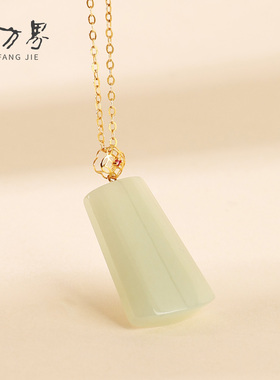 18k金和田玉平安无事牌吊坠女款