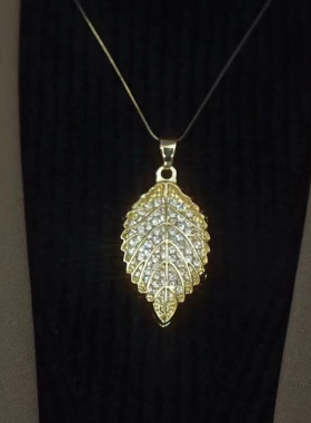 秋冬新款满钻叶子项链轻奢小众高级感毛衣链百搭树叶配饰吊坠女