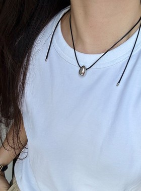 水滴金属吊坠黑色皮绳项链女款2024新款极简冷淡风长款毛衣链配饰