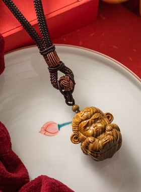 天然绿檀原木雕萌猴手把件清香项链木质挂件民族风情侣文艺p126a