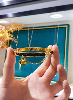 钛钢皮革四叶花链条锁头钥匙手镯气质设计感手环时尚手饰