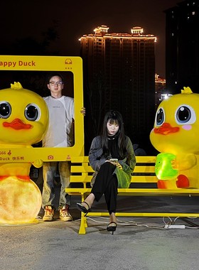 卡通小黄鸭子摆件大型玻璃钢雕塑幼儿园商场儿童乐园楼盘装饰打卡