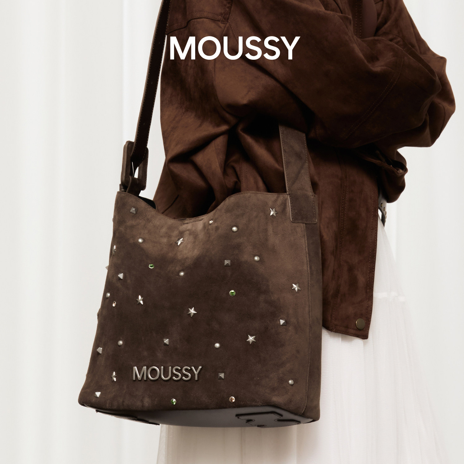 【新年礼物】MOUSSY旷野流浪铆钉水桶包轻奢麂皮绒腋下满天星单包,淘宝优惠券,粉丝福利购,淘宝优惠卷