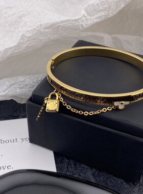 欧美风钛钢四叶花链条手镯皮质小锁头钥匙流苏手环义乌厂家直销女