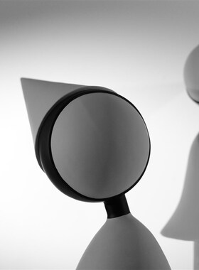 简约现代黑色白色潮玩卡通趣味人物树脂摆件售P楼处书房客厅装饰