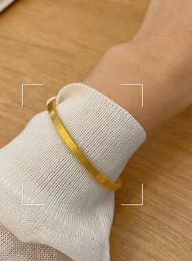 自留小红书同款古法传承仿真磨砂金手镯结婚婚礼定亲拍照道具素圈