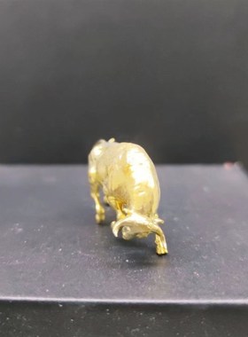 纯铜轻奢华尔街牛摆件高档家居客厅酒柜办公室生肖牛气冲天小金牛