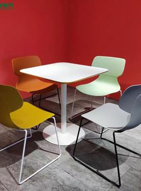 塑钢四脚椅办公椅学生培训椅接待椅培训机构桌椅一套一体课桌椅