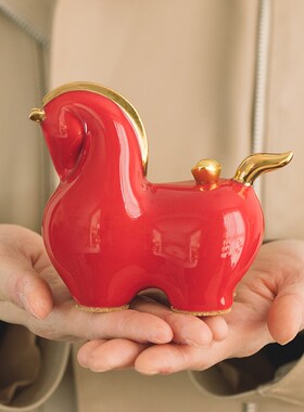 红色招财马陶瓷摆件高端车内饰品客厅办公室桌面装饰乔迁开业礼物