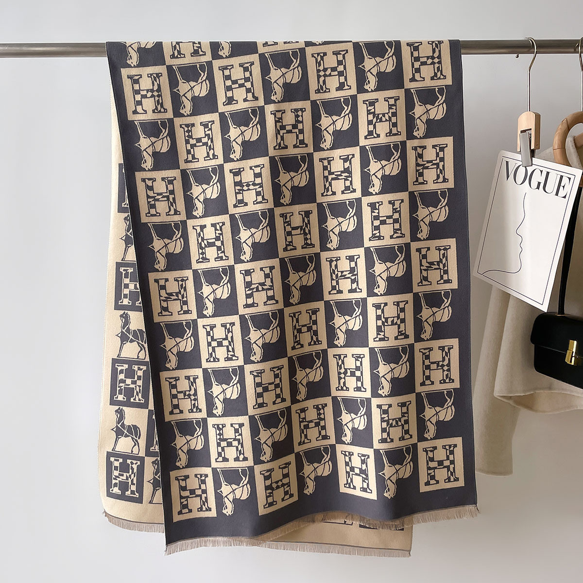 欧美字母格子新款双面仿羊绒加厚披肩氛围感外搭气质围脖斗篷秋冬,淘宝优惠券,粉丝福利购,淘宝优惠卷