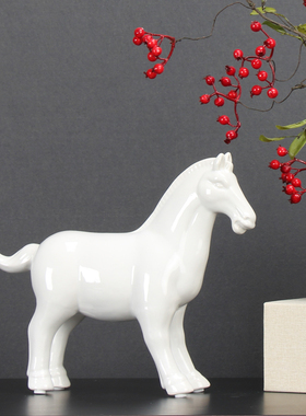 现代简约黑色陶瓷马 新中式样板房间软装饰品 书柜办公室白色摆件