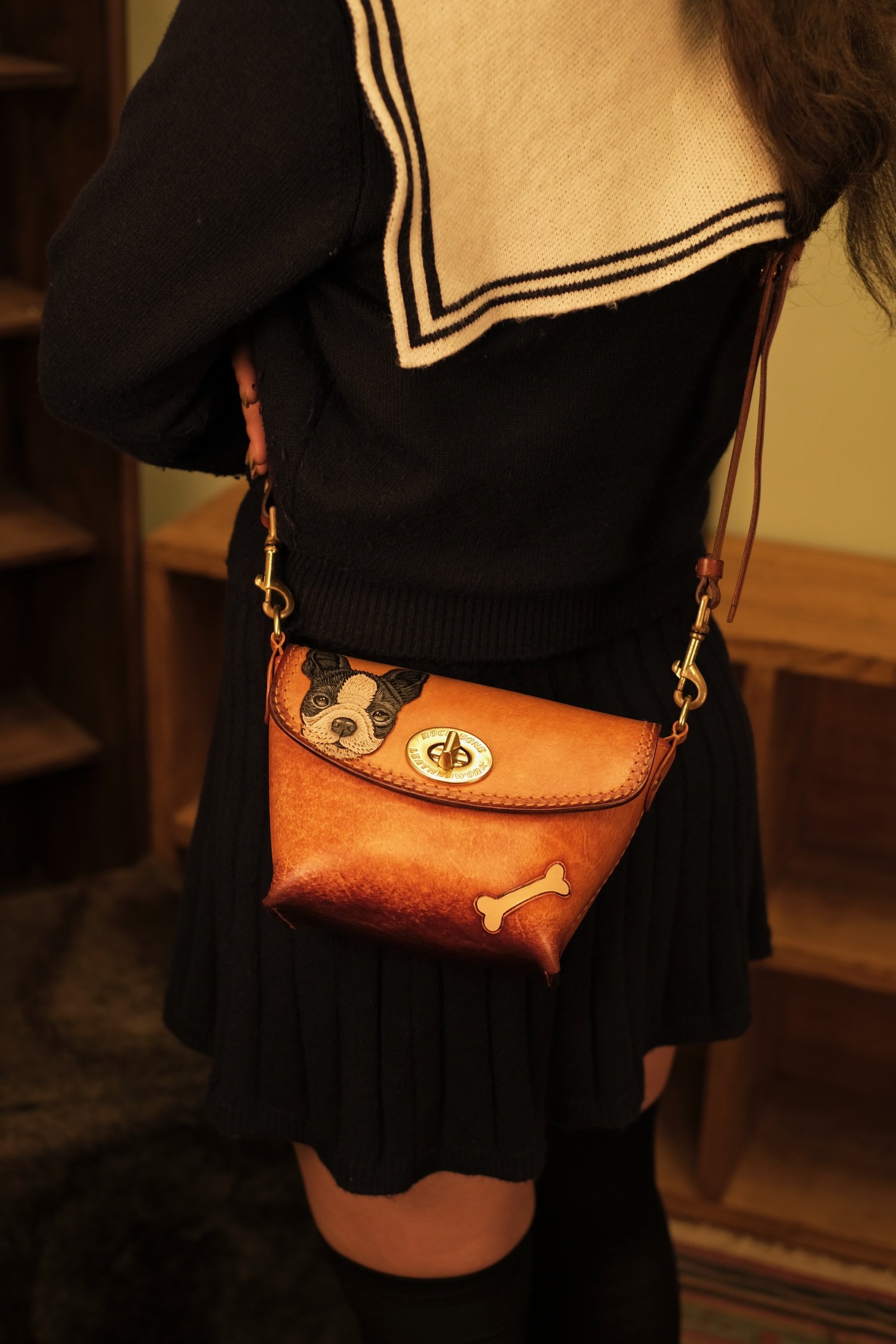 【虾饺包】岩骨独立设计皮雕进口植鞣革斜挎包,淘宝优惠券,粉丝福利购,淘宝优惠卷