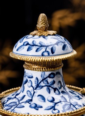 欧式古典青花陶瓷镶铜装饰奖杯摆件高档奢华家居客厅玄关柜设计师