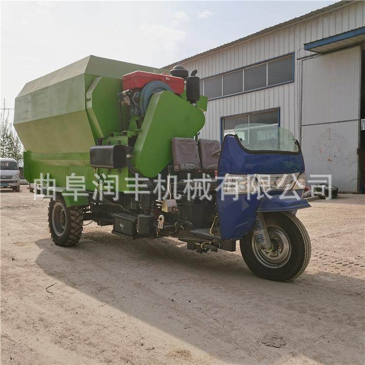 牛羊草料电动撒料车小型三轮养殖场投料机柴油饲料自动喂料机,淘宝优惠券,粉丝福利购,淘宝优惠卷