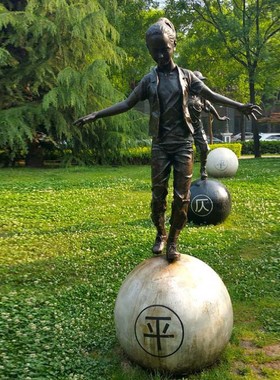 小孩滚铁圈童趣雕塑玻璃钢仿铜儿童做游戏小品订制公园步行街景观