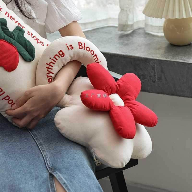 结婚压床花朵喜字抱枕新婚公仔沙发送新人红色婚房布置婚庆靠枕,淘宝优惠券,粉丝福利购,淘宝优惠卷