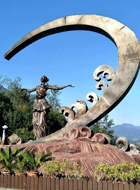 户外大型城市园林景观铸铜抽象女孩云姑沐月雕塑不锈钢月亮摆件