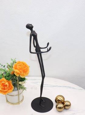 代轻样板间客厅软装雕抱抱球人BJ球现人物塑摆件酒店展奢厅金属艺