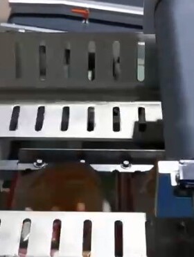 全自动高速装盒机水杯补水喷雾产品装盒插舌天地盒折盒机多功能