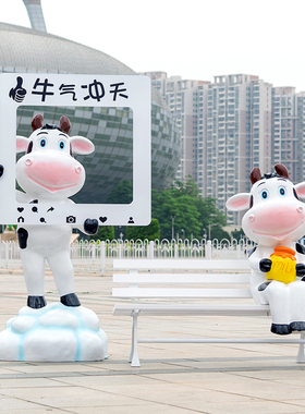 户外卡通玻璃钢奶牛雕塑摆件幼儿园商场公园景区动物发光落地装饰