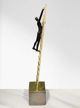 爬楼梯者现代居板房轻奢软装树脂室北欧CF116039客厅办家公摆件装