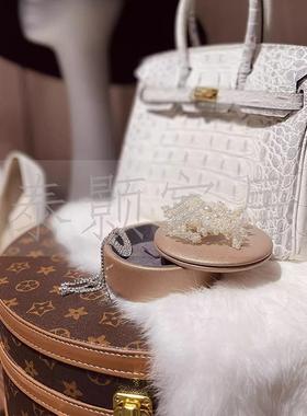 板现代衣简约房帽JJ间女样士衣柜衣服收纳盒摆件软装全屋设计饰品