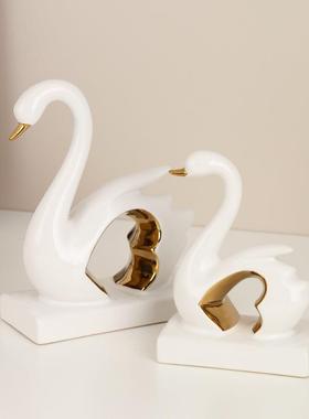 轻奢2020现陶瓷天摆鹅件结婚房送礼客厅代酒柜装饰品书书架桌面书