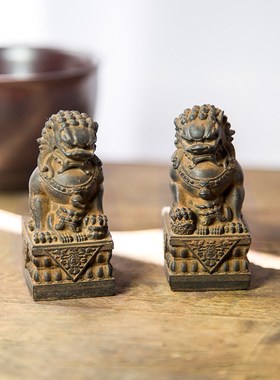 迷你国风铁锈石狮子创意办公桌面小摆件装饰造景摆设树脂茶宠一对