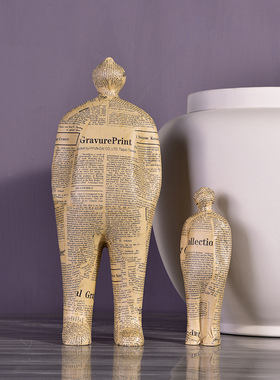 现代简约创意旧报纸人物摆件酒店会所样板间家居软装饰品父子