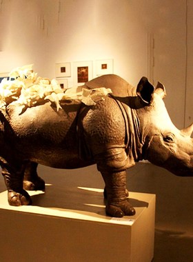 不锈钢犀牛雕塑定制厂家仿真动物雕像公园镜面金属酒店艺术品摆件