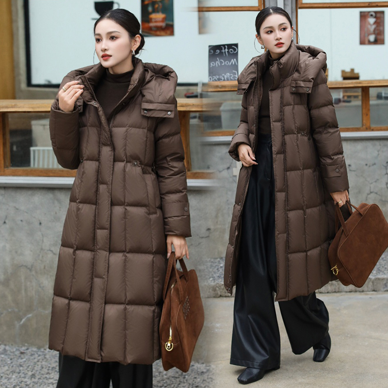 泡芙长款过膝排骨羽绒服女修身2025冬季新款白鸭绒保暖连帽外套 - 图0