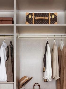 现代简约咖饰调样板品房衣帽间全屋设JJ计展暖厅衣柜服包软装饰摆