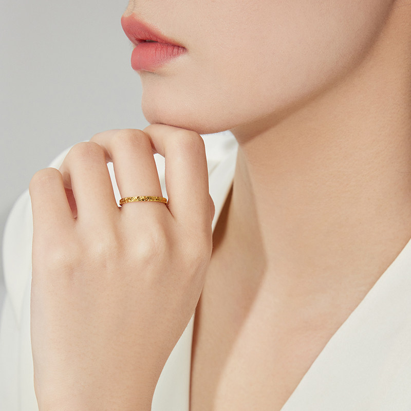 Chow Tai Fook crushed ice crushed gold gold flashing fish scale gold ring female proposal ring EOF1216 gift