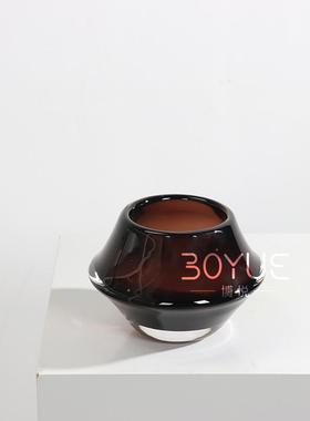 现代简装约创意色飞碟厚底琉璃花瓶洽谈棕桌样板by43a房软家居装