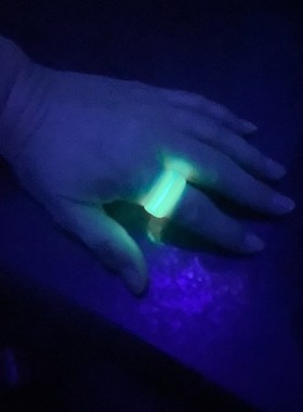 蓝色辉光深色树脂戒指薄婴儿蓝色辉光粉偏置镶嵌白色陶瓷芯母亲节