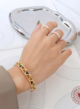 Niche light luxury triangular acrylic brlet plated with 18K