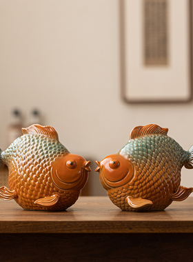 陶瓷鱼摆件一对招财家居客厅酒柜电视柜装饰品办公室桌面亲吻鲤鱼