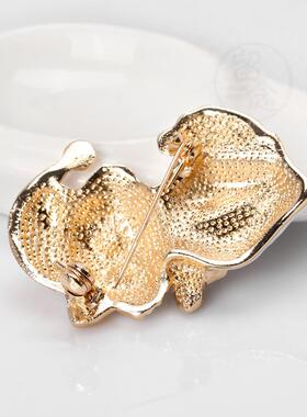 。Retro lovely Christmas Cat Brooch personalized Animal Broo