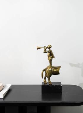 现代轻奢吹唢呐人GT-G023创意摆塑件雕艺术桌物面玄关电视装柜饰