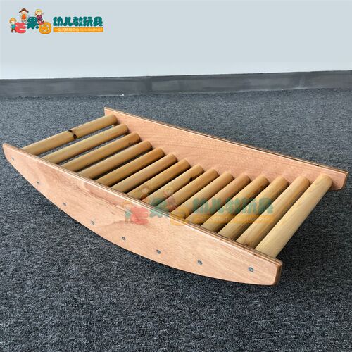 木质平衡桥跷跷板儿童感统体能训练器材半月摇道具幼儿游戏玩具 - 图0