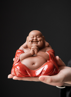 中式红色弥勒佛笑佛佛像客厅博古架办公室桌面装饰品陶瓷招财摆件